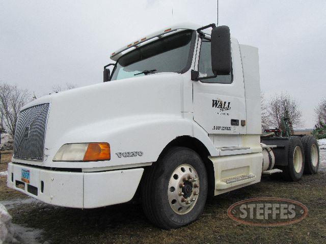 2000 Volvo VNL64T_0.JPG